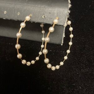 🆕 Gold and pearl hoop earrings 💫